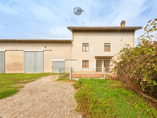 Ampia bifamiliare con giardino
