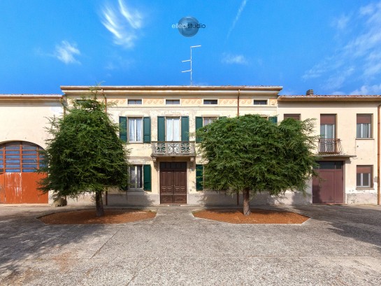 Villa bifamiliare con box trip