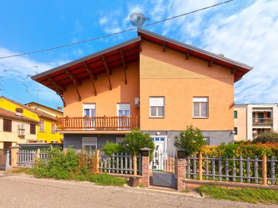 Casa indipendente con giardino