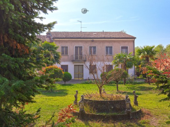Casa indipendente con giardino