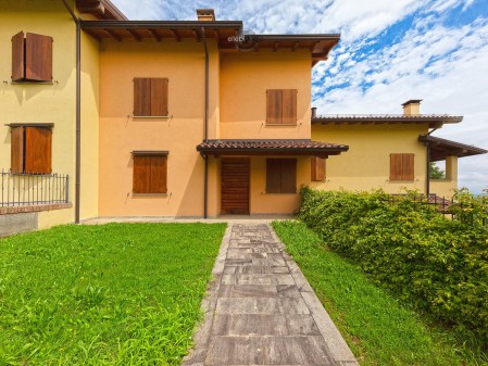 Villa a schiera di testa con g