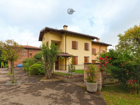 Villa a schiera di testa con g