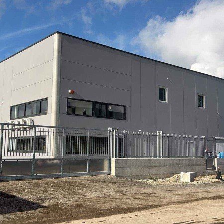 Vendesi capannone industriale 