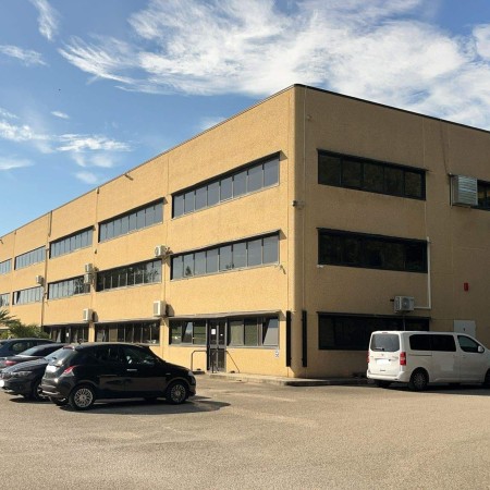 Proponiamo in vendita capannon