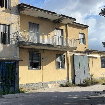 Vendesi capannone industriale/