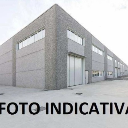 Vendesi capannone commerciale 