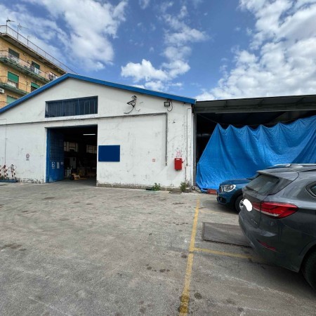 Vendesi capannone industriale 