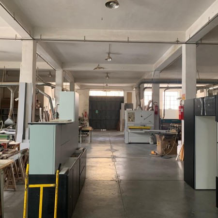 Vendesi capannone industriale 