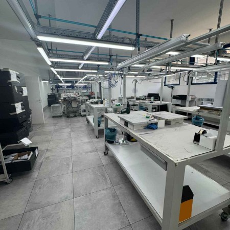 Vendesi capannone commerciale 