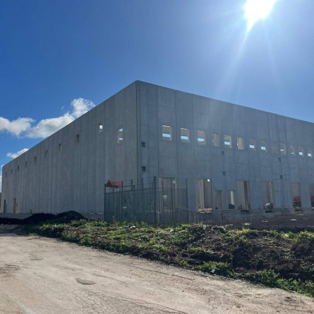 Vendesi capannone industriale 