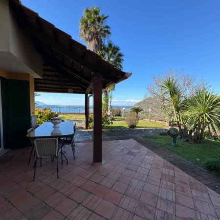 Vendesi villa con vista panora