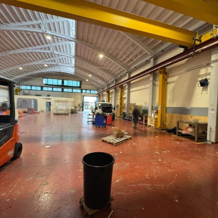 Vendesi capannone industriale 
