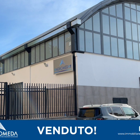 Vendesi capannone industriale-