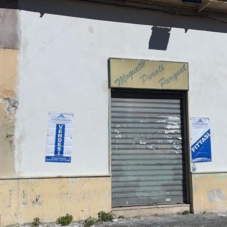 Vendesi Locale Commerciale Nap