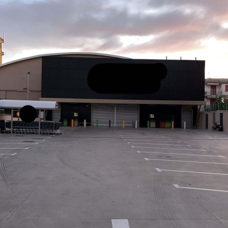 Vendesi capannone commerciale 
