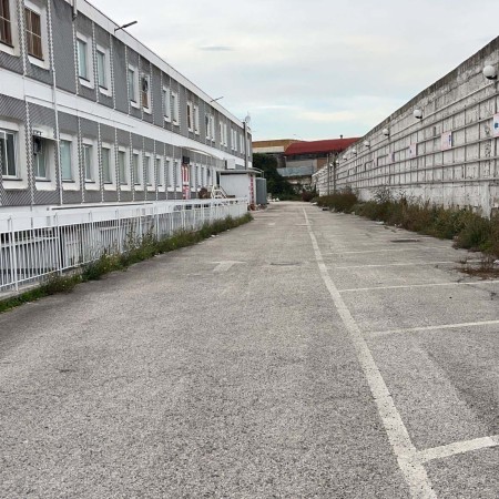 Vendesi capannone industriale/