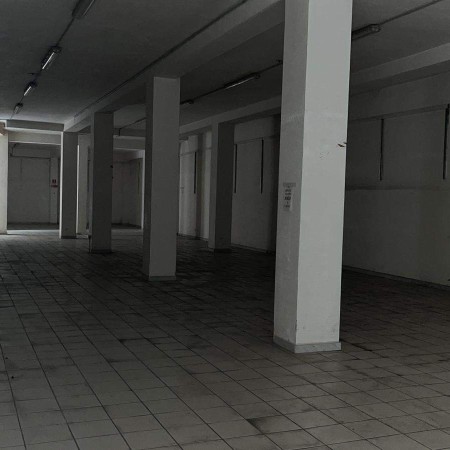 Vendesi capannone commerciale 