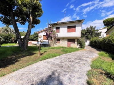 MARINA DI PIETRASANTA:  villa ...