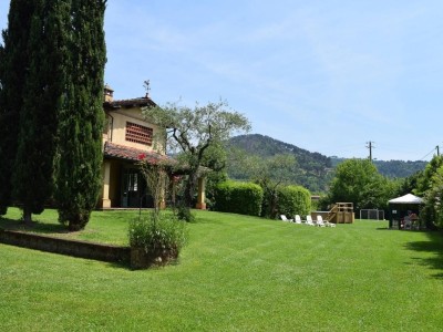 Casale in stile toscano immers...