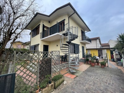 Dettagli immobile Villa Bifamiliare in Vendita a Pietrasanta