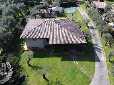 Proprietà Querceta con due vi...