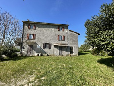 Casale in sasso con rimessaggi...
