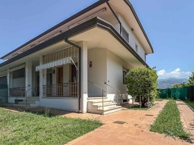 Villa bifamiliare in ottima zo