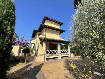 Elegant villa in Tonfano with ...