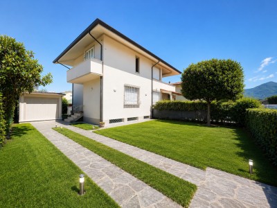 Three-bedroom apartment in a s...