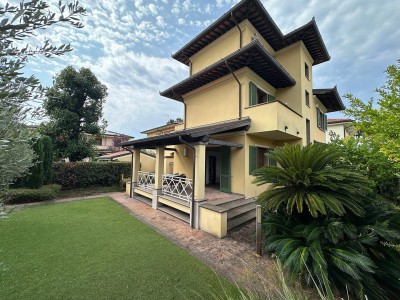 Elegant villa in tonfano with 