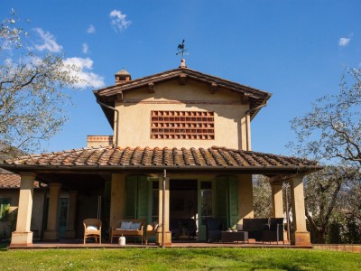 Casale in stile toscano immers...