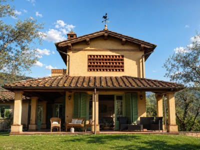 Casale in stile toscano immers...