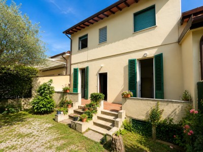 Villetta a schiera con giardin...