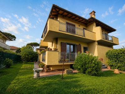 Elegante Villa Bifamiliare con...