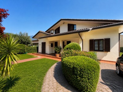 Pietrasanta – Elegante Porzi...