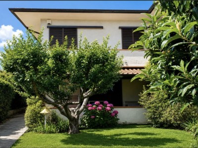 Villa indipendente con giardin...