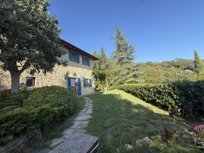 Rustico in pietra con vista ma...