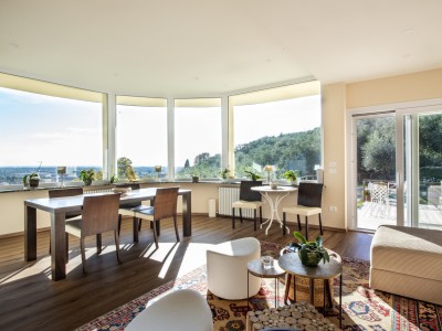 Villa contemporanea con piscin...