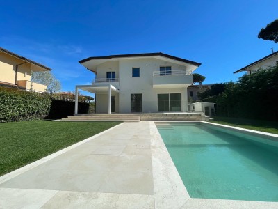 Marina di Pietrasanta– in ve...