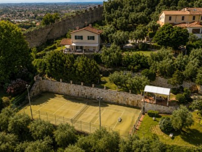 Elegant villa on the very firs...
