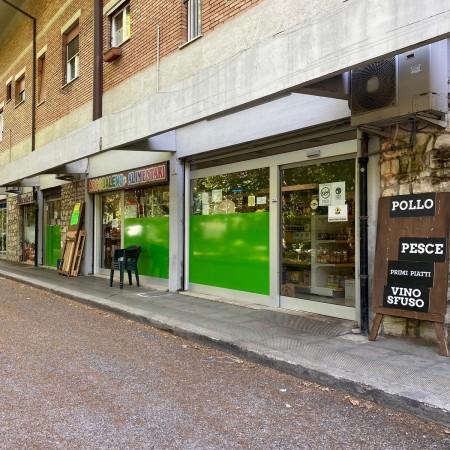 Market di 100 mq con garage a 