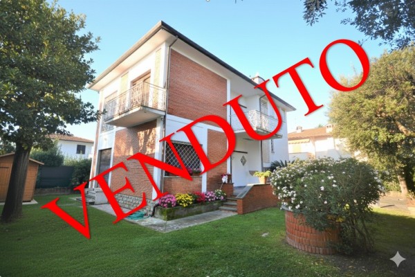 Villa In Vendita A Pietrasanta