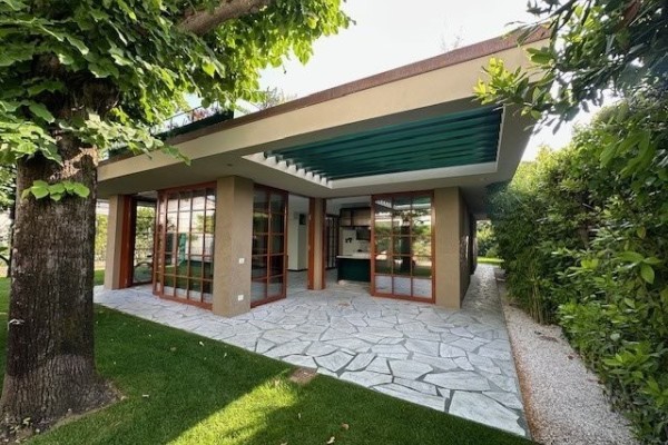 Villa In Vendita A Forte Dei M