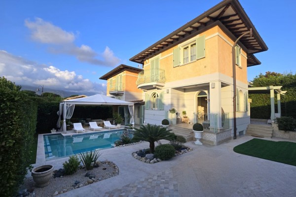 Villa In Vendita A Pietrasanta