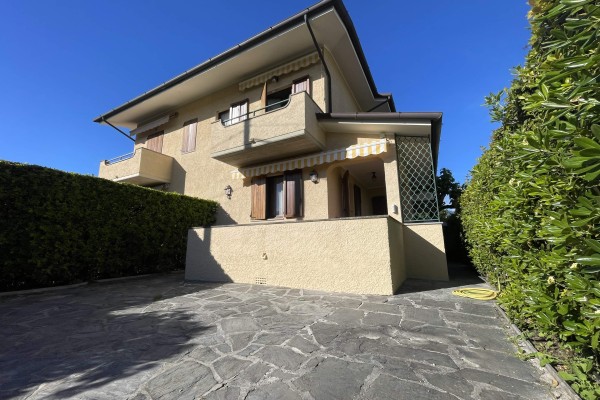 Villa Trifamiliare In Affitto 
