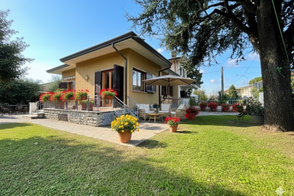 Villa Bifamiliare In Affitto A