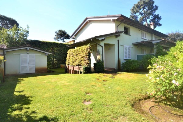 Villa Bifamiliare In Affitto A