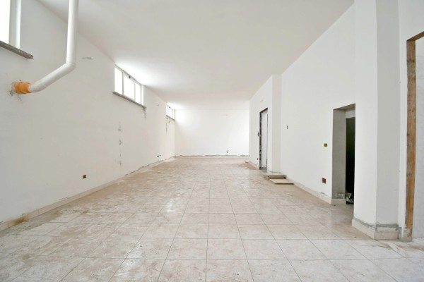 Magazzino In Vendita A Cagliar