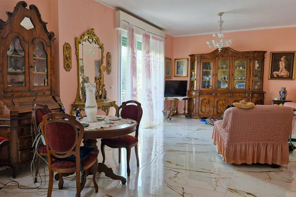Appartamento In Villa In Vendi
