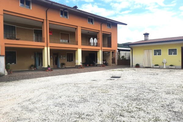 Porzione Di Casa Di Corte In V